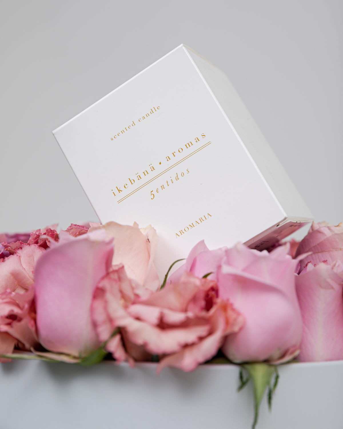 Lata Love Rosas, Lisianthus y vela