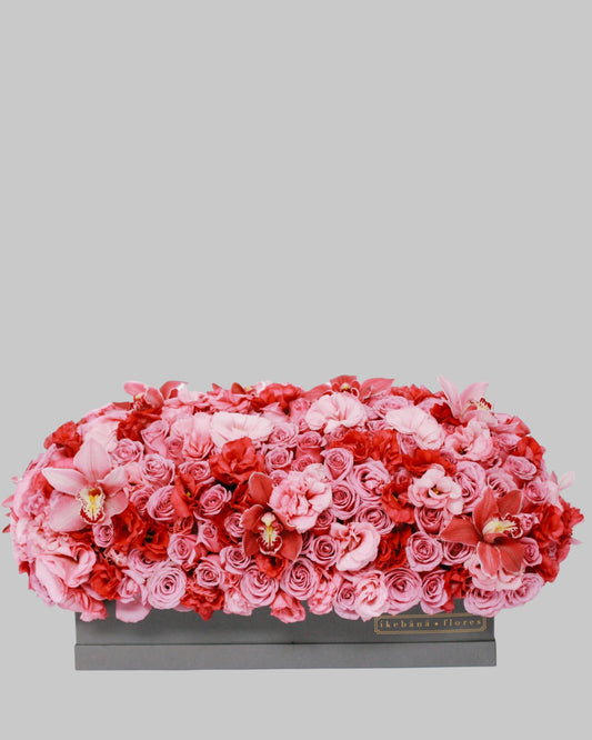 Caja Rectangular Rosas, Lisianthus, Pasis y Varas de Cymbidium